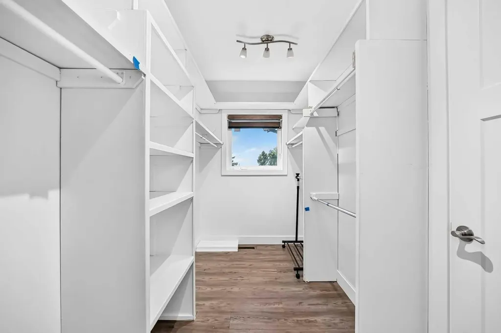 884 East Chestermere Drive Chestermere AB T1X 1A7