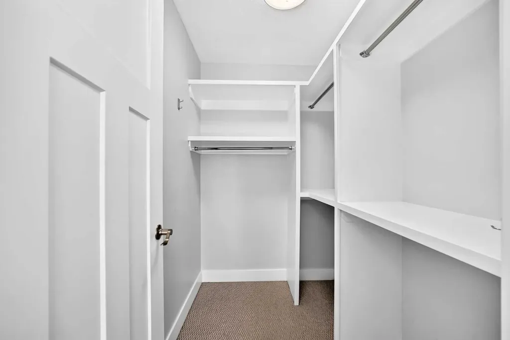 884 East Chestermere Drive Chestermere AB T1X 1A7