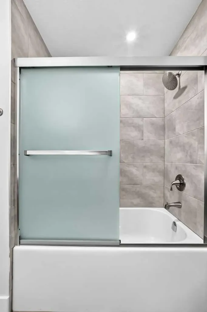 884 East Chestermere Drive Chestermere AB T1X 1A7