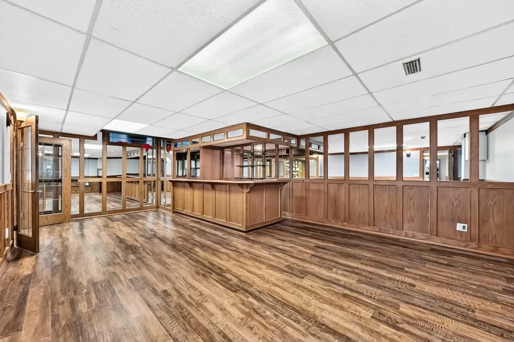 884 East Chestermere Drive Chestermere AB T1X 1A7