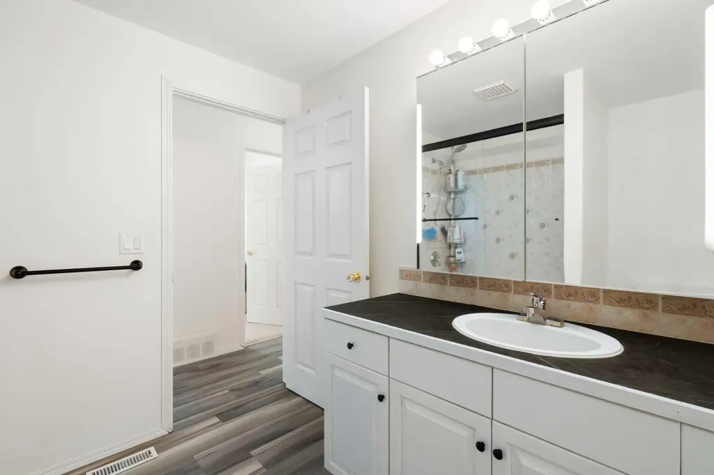 412 9 Street Beiseker AB T0M0G0
