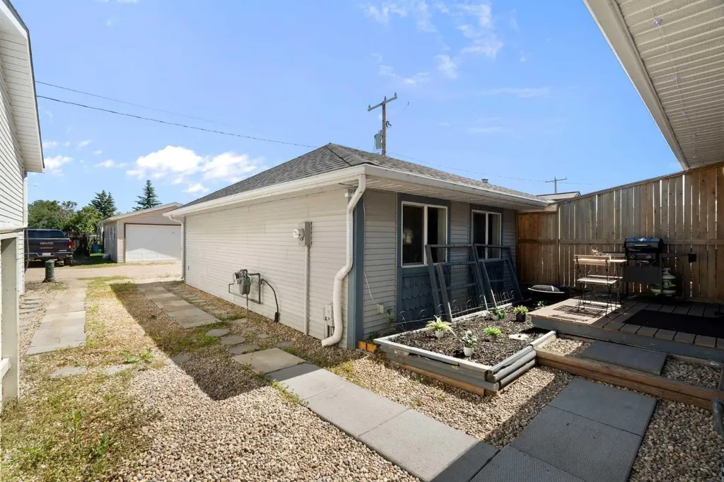 412 9 Street Beiseker AB T0M0G0