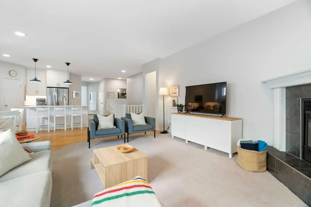 60 Cougar Ridge View Calgary AB T3H 4X3