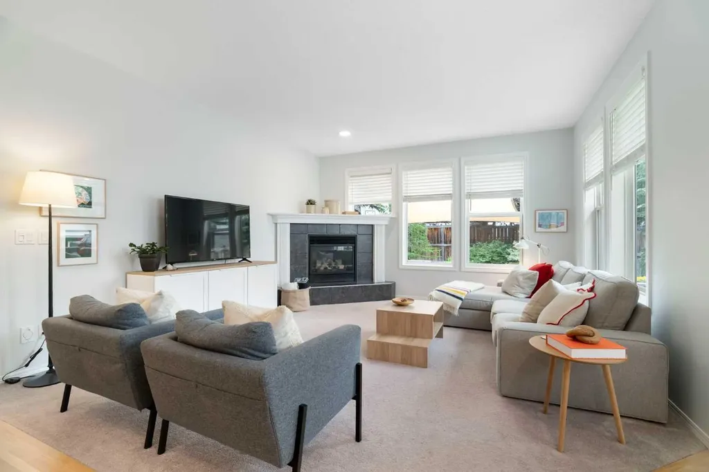 60 Cougar Ridge View Calgary AB T3H 4X3