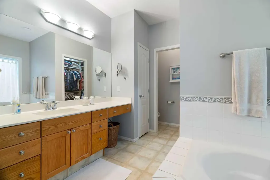 60 Cougar Ridge View Calgary AB T3H 4X3