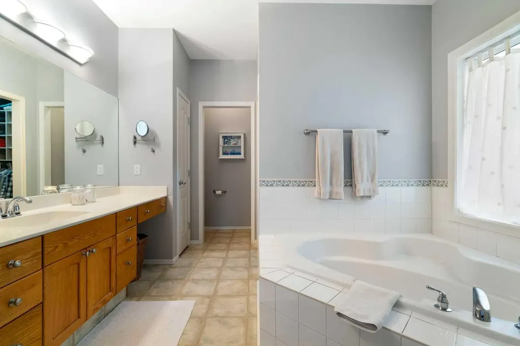 60 Cougar Ridge View Calgary AB T3H 4X3