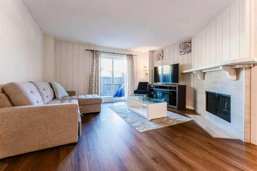 829 Coach Bluff Crescent SW Calgary AB T3H 1B1