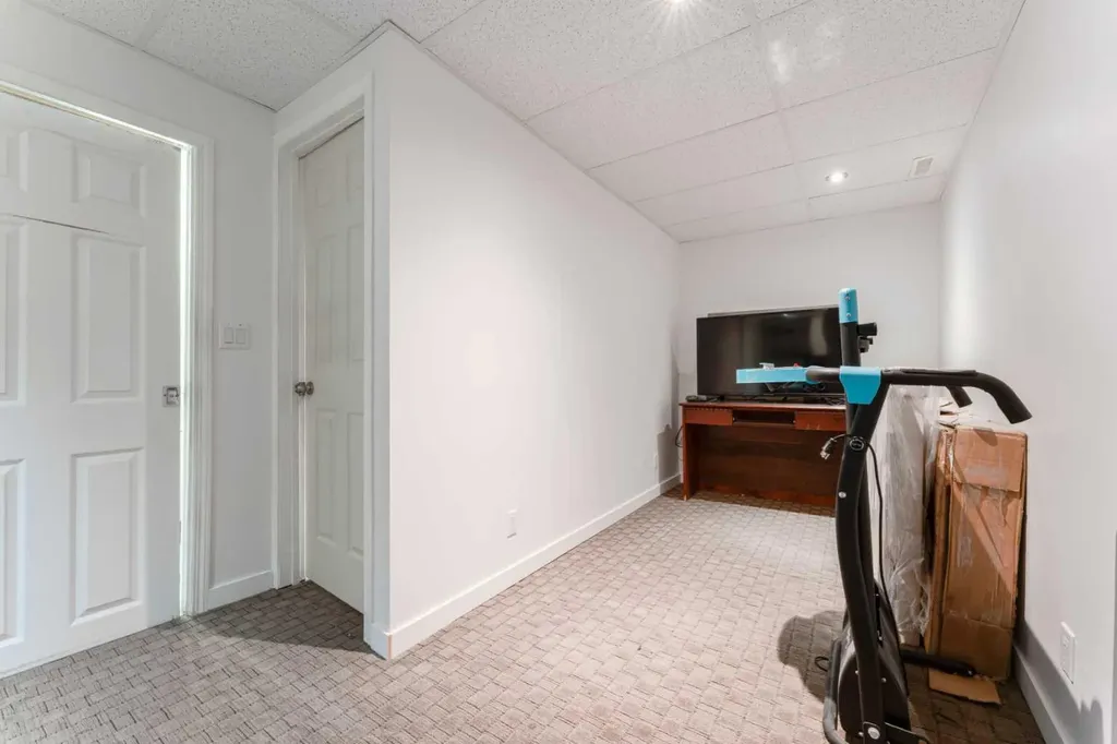 829 Coach Bluff Crescent SW Calgary AB T3H 1B1