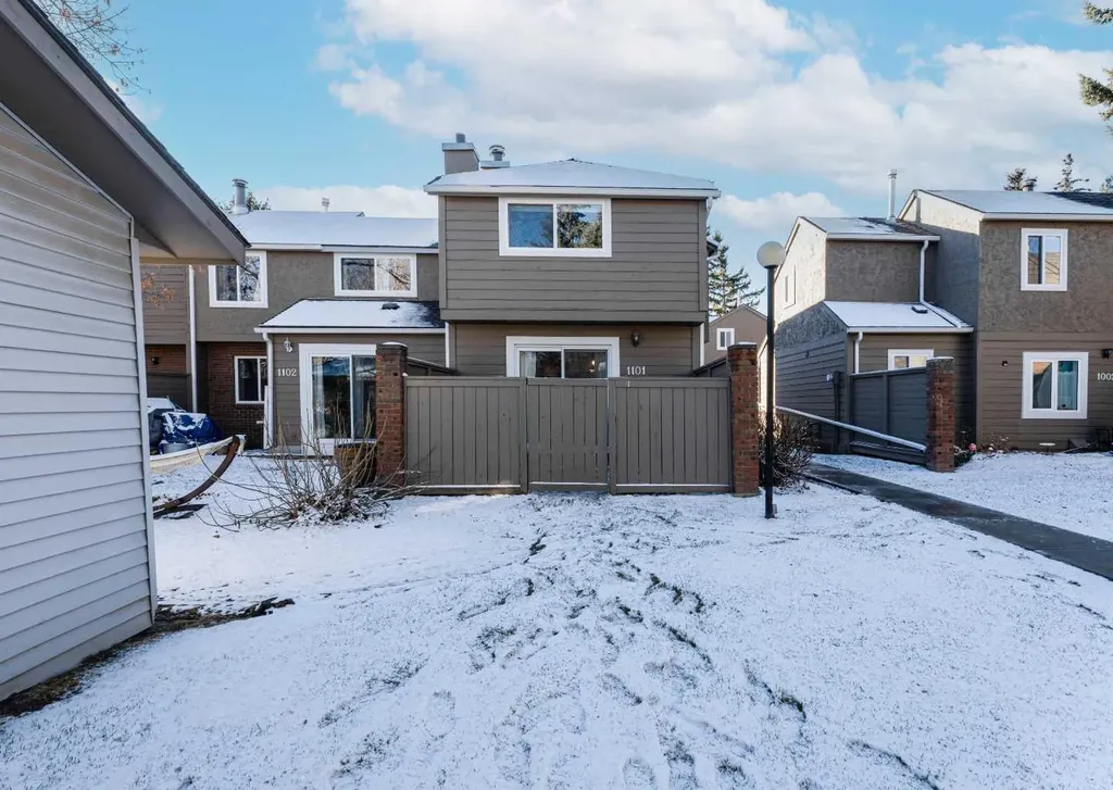 829 Coach Bluff Crescent SW Calgary AB T3H 1B1