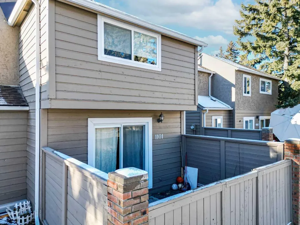 829 Coach Bluff Crescent SW Calgary AB T3H 1B1