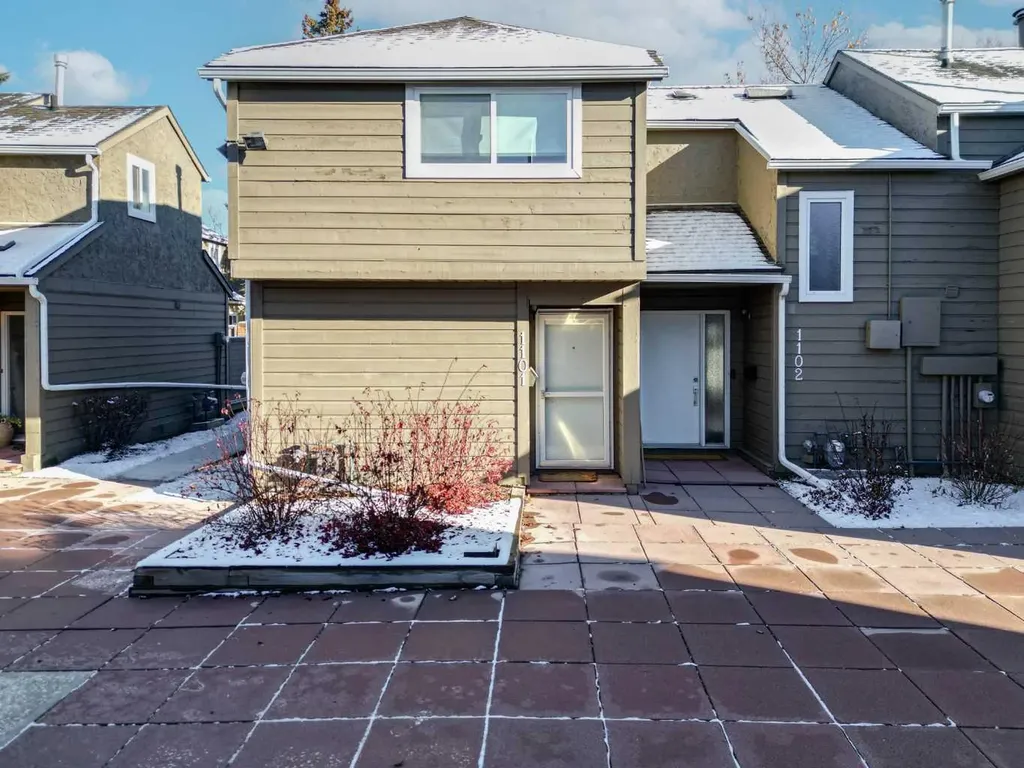 829 Coach Bluff Crescent SW Calgary AB T3H 1B1