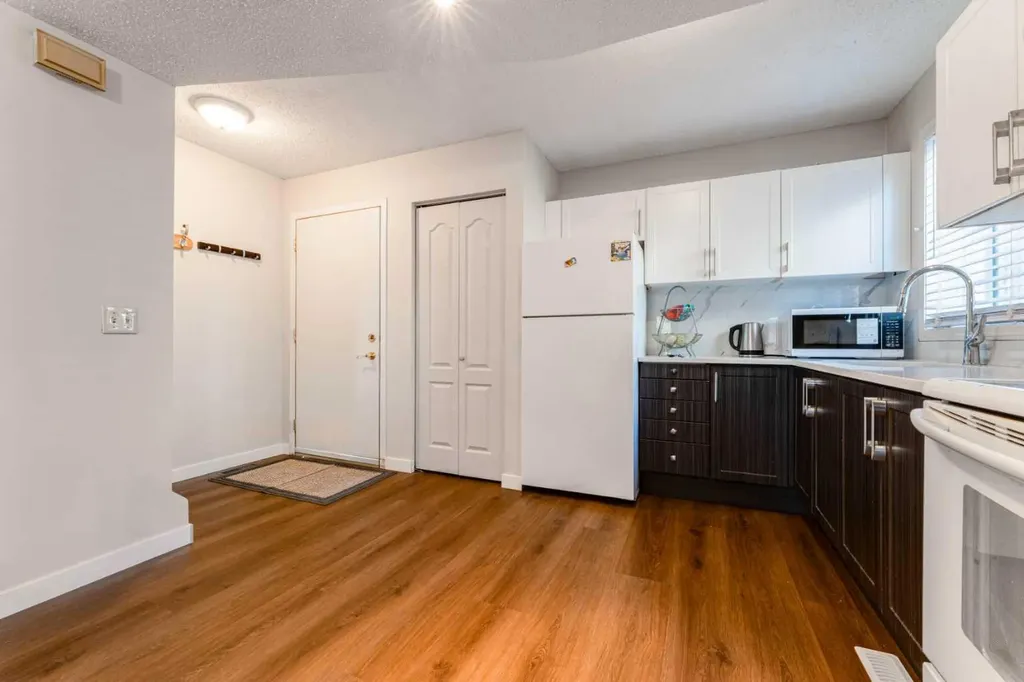 829 Coach Bluff Crescent SW Calgary AB T3H 1B1