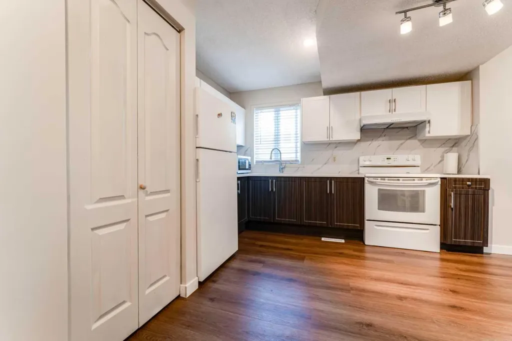 829 Coach Bluff Crescent SW Calgary AB T3H 1B1