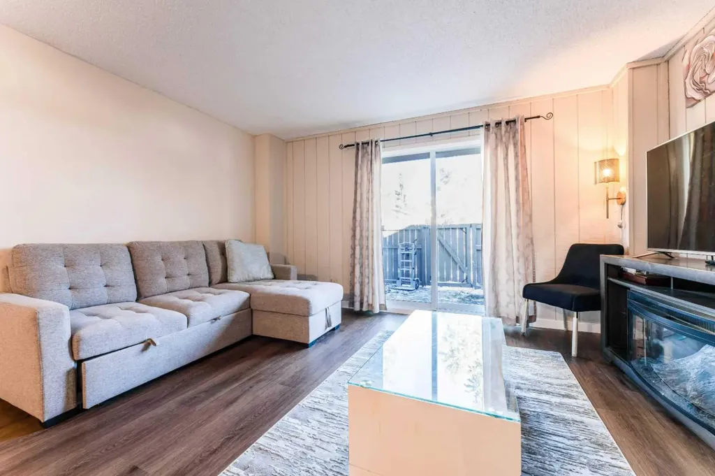 829 Coach Bluff Crescent SW Calgary AB T3H 1B1