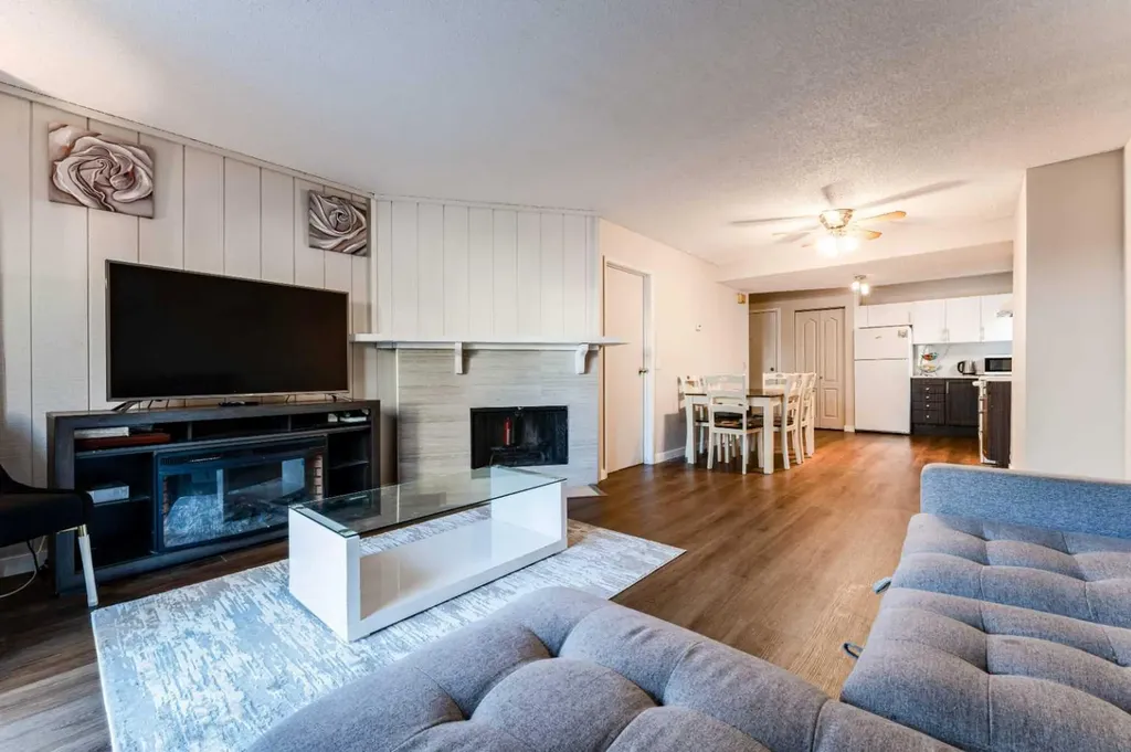 829 Coach Bluff Crescent SW Calgary AB T3H 1B1