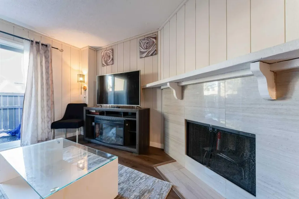 829 Coach Bluff Crescent SW Calgary AB T3H 1B1