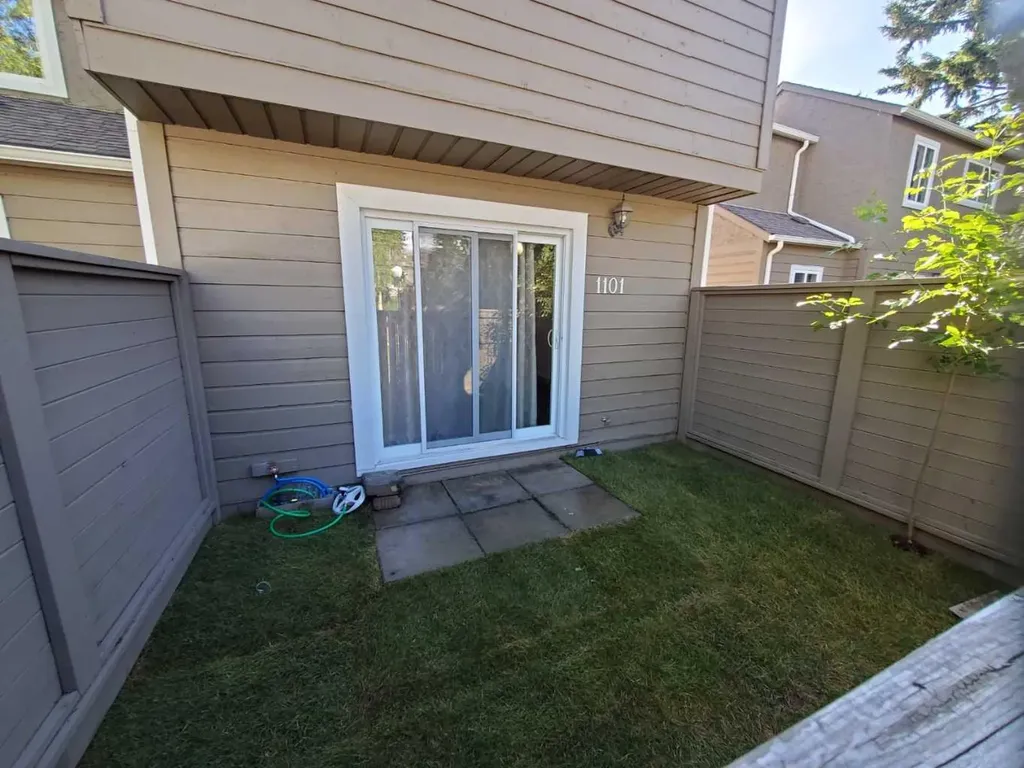 829 Coach Bluff Crescent SW Calgary AB T3H 1B1