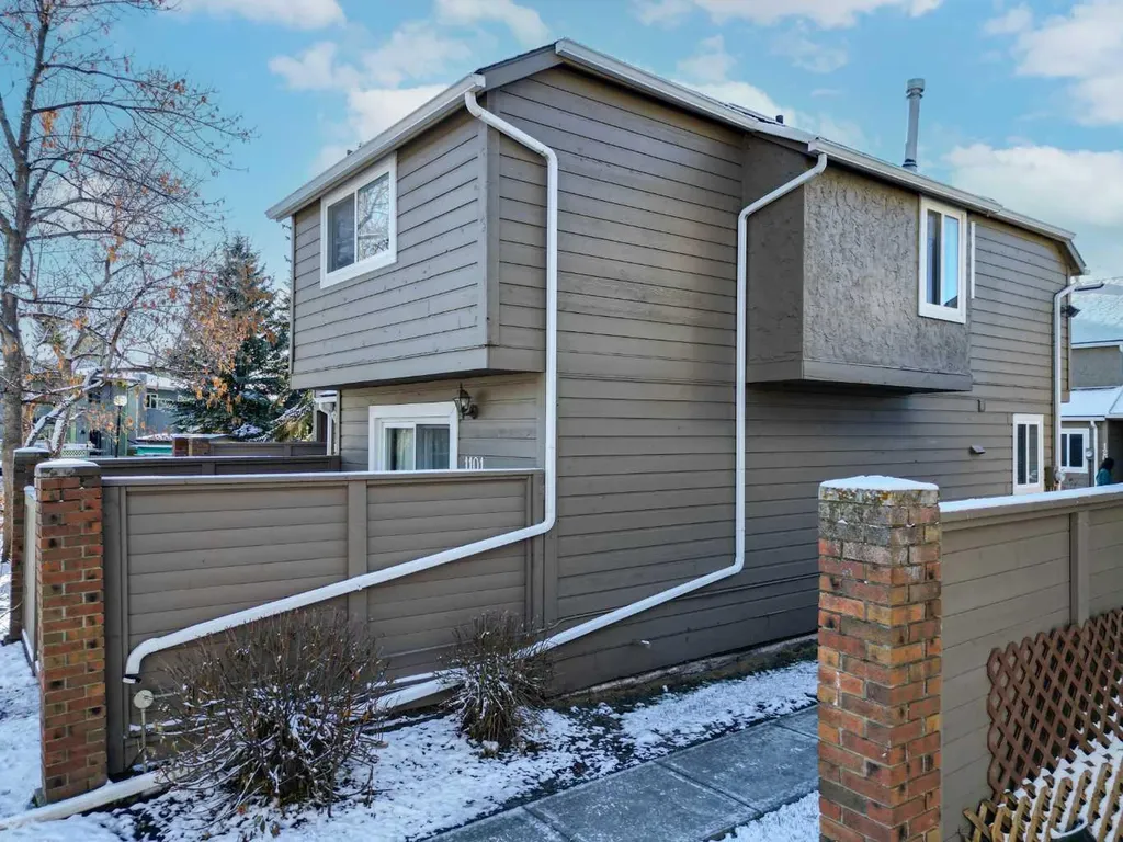 829 Coach Bluff Crescent SW Calgary AB T3H 1B1