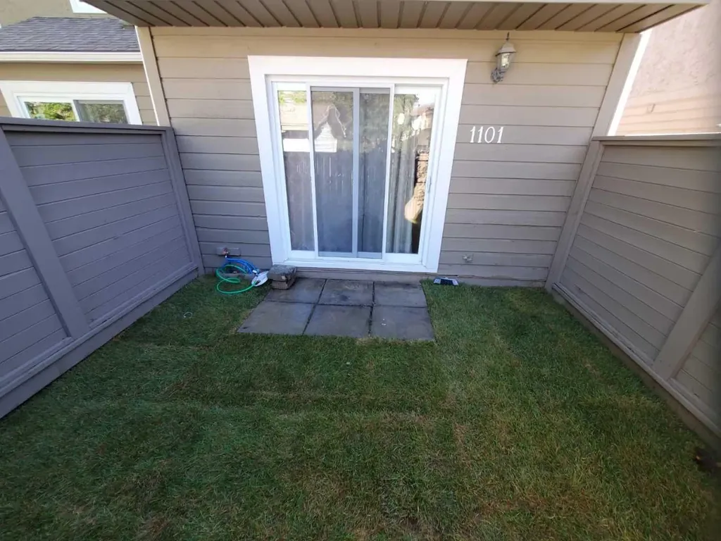 829 Coach Bluff Crescent SW Calgary AB T3H 1B1