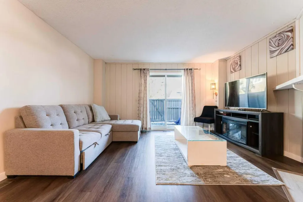 829 Coach Bluff Crescent SW Calgary AB T3H 1B1