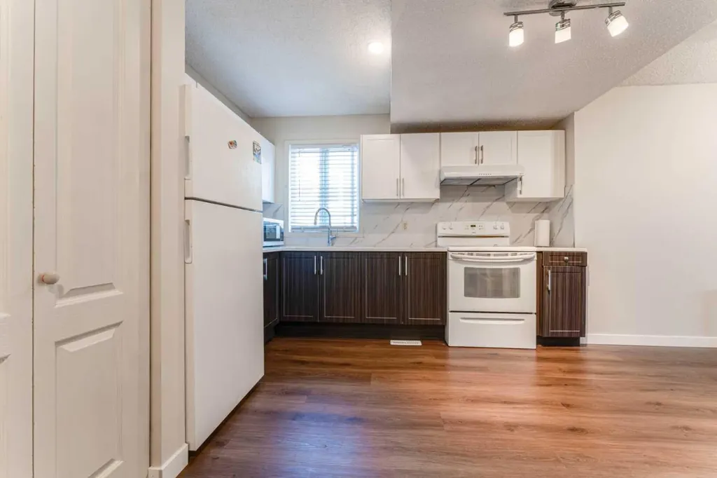 829 Coach Bluff Crescent SW Calgary AB T3H 1B1
