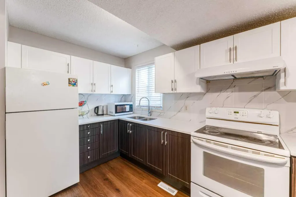 829 Coach Bluff Crescent SW Calgary AB T3H 1B1