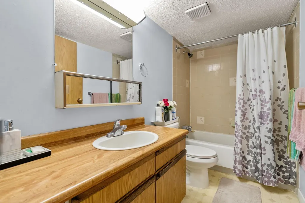 5204 Dalton Drive NW Calgary AB T3A 3H1