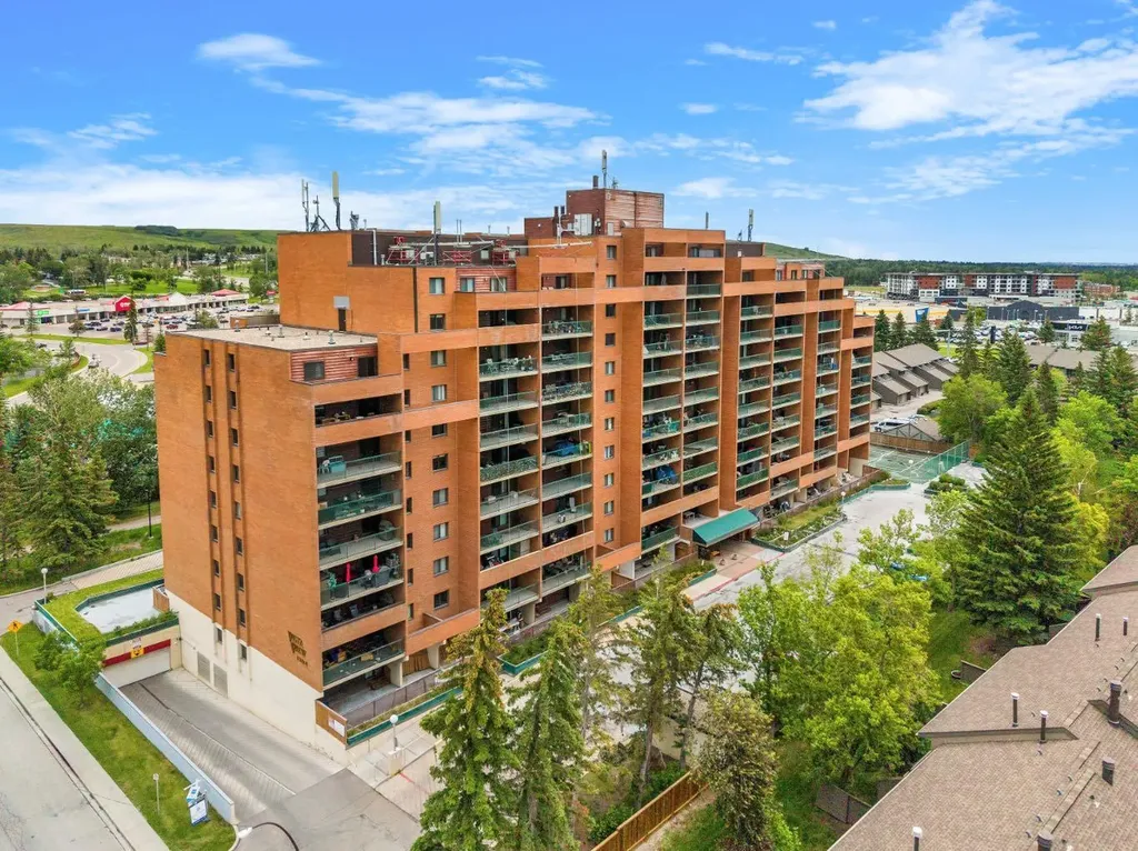 5204 Dalton Drive NW Calgary AB T3A 3H1