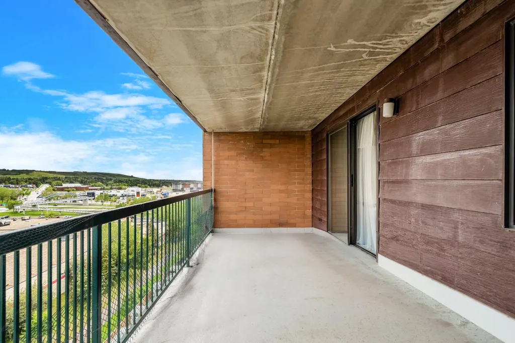 5204 Dalton Drive NW Calgary AB T3A 3H1