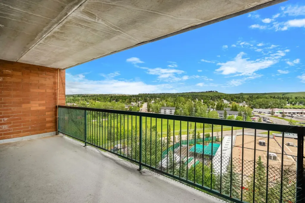 5204 Dalton Drive NW Calgary AB T3A 3H1
