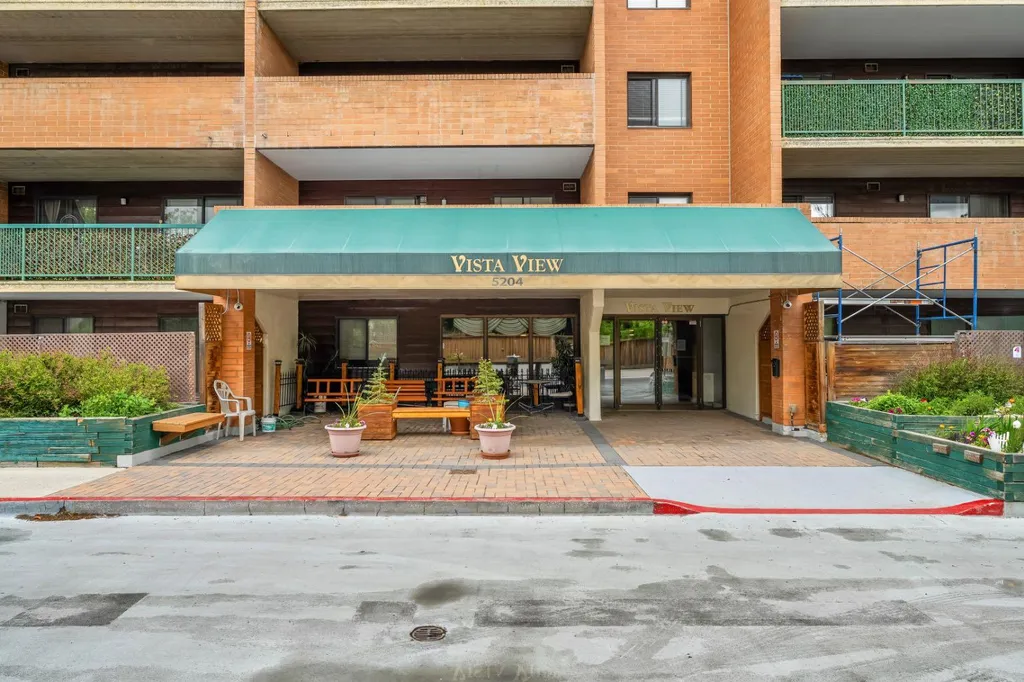 5204 Dalton Drive NW Calgary AB T3A 3H1