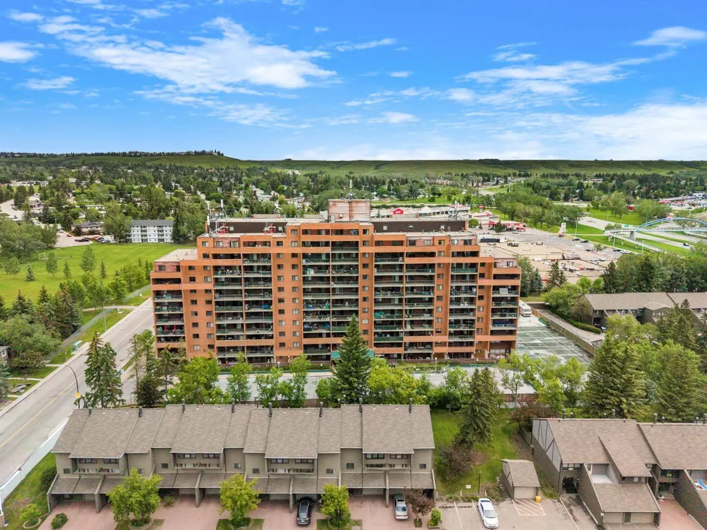 5204 Dalton Drive NW Calgary AB T3A 3H1