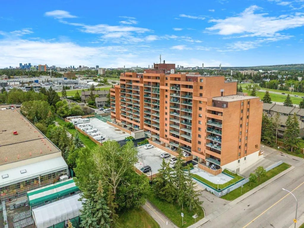 5204 Dalton Drive NW Calgary AB T3A 3H1