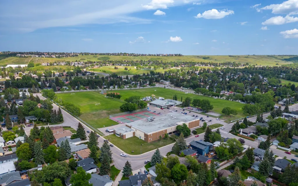 5204 Dalton Drive NW Calgary AB T3A 3H1