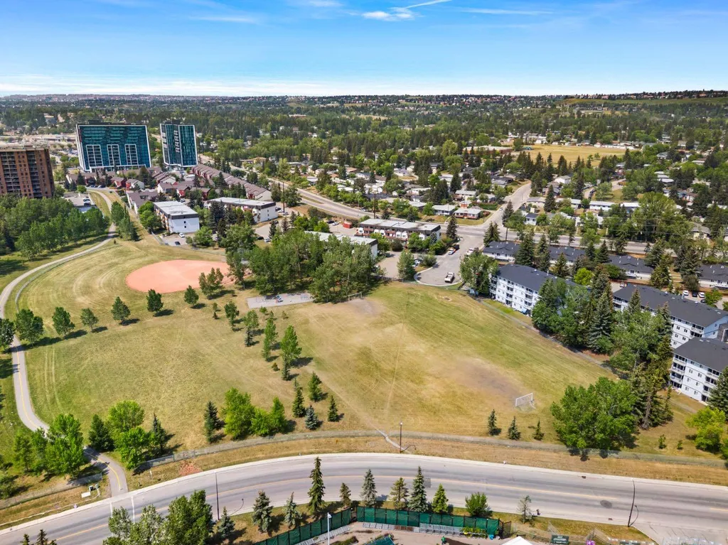 5204 Dalton Drive NW Calgary AB T3A 3H1