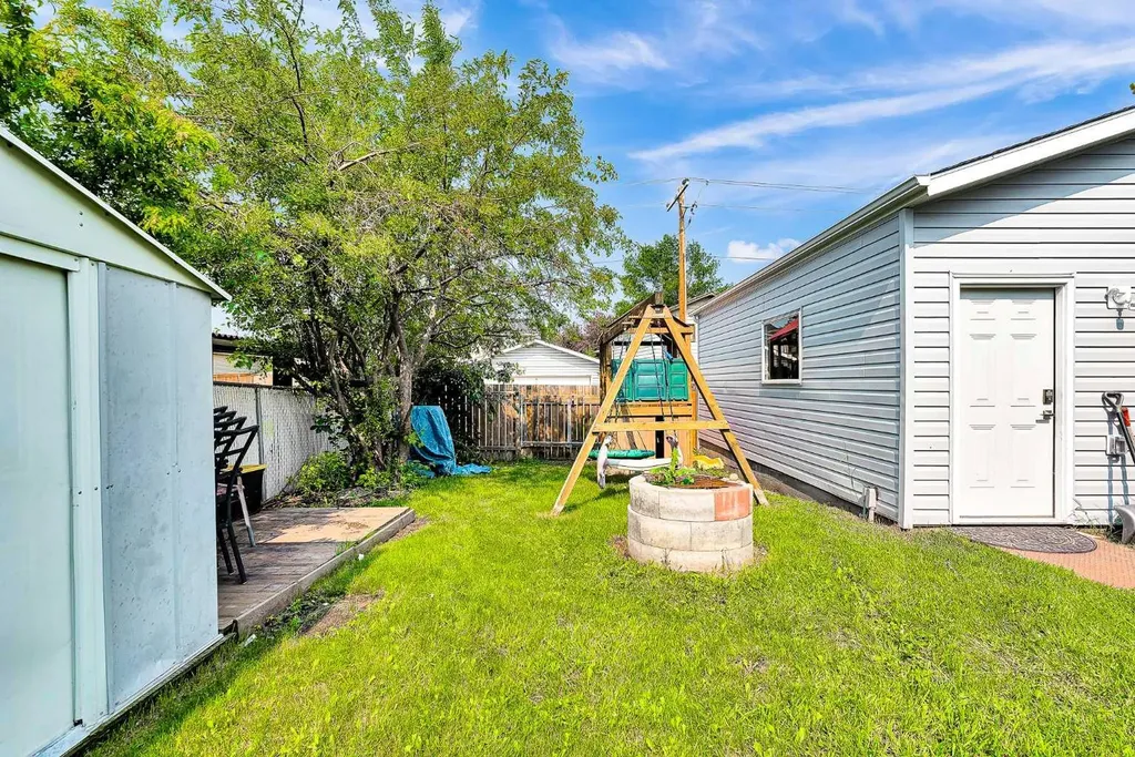 215 Erin Woods Drive SE Calgary AB T2B 2V7
