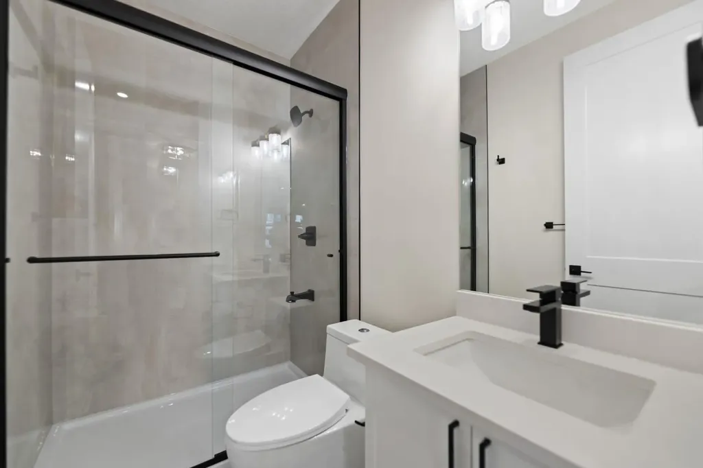 39 South Shore Road Chestermere AB T1X2Y4