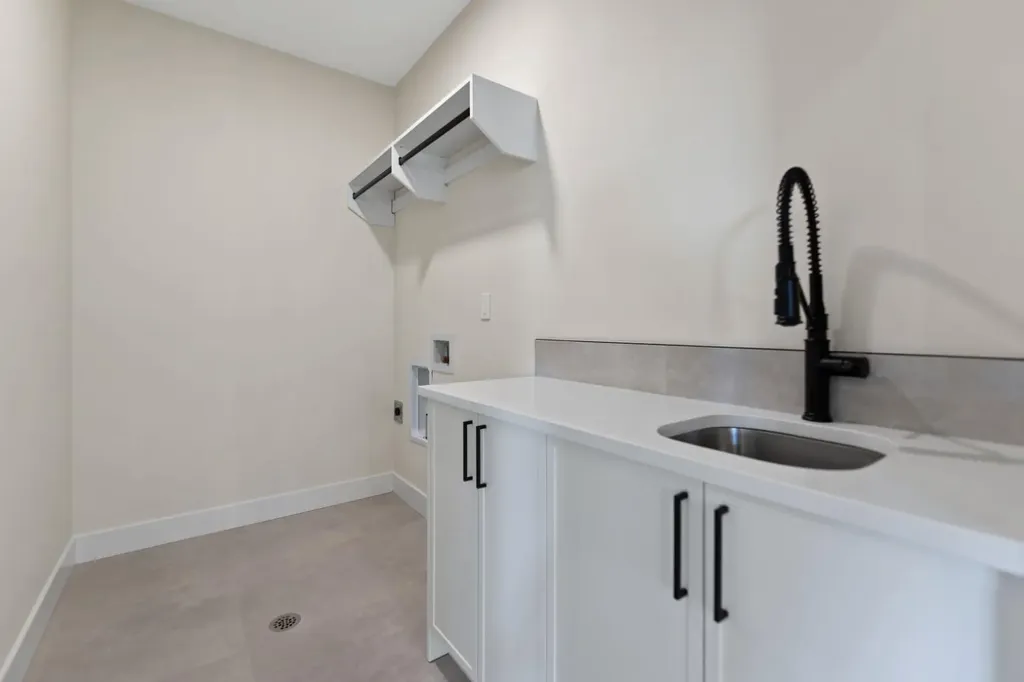39 South Shore Road Chestermere AB T1X2Y4