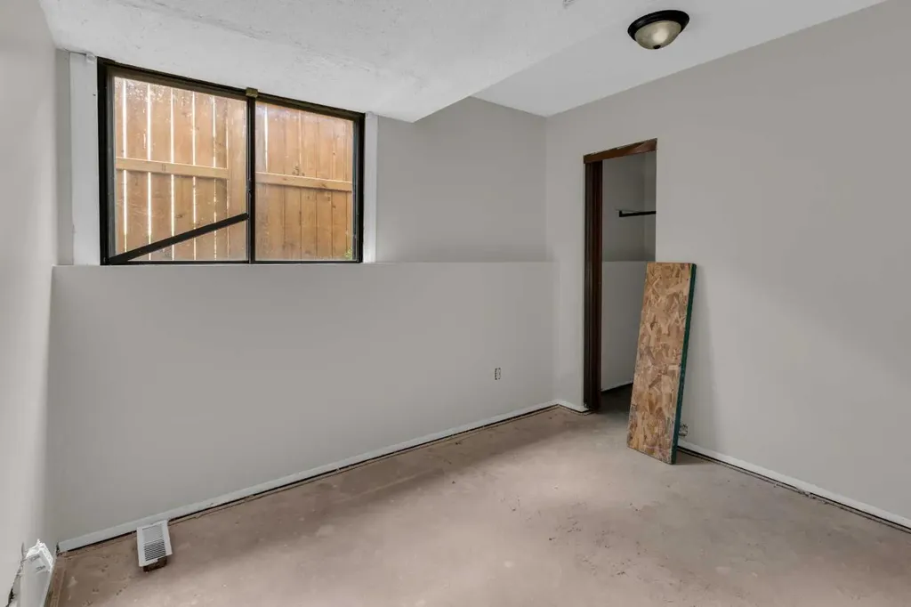 4345/4347 70 Street NW Calgary AB T3B2K4