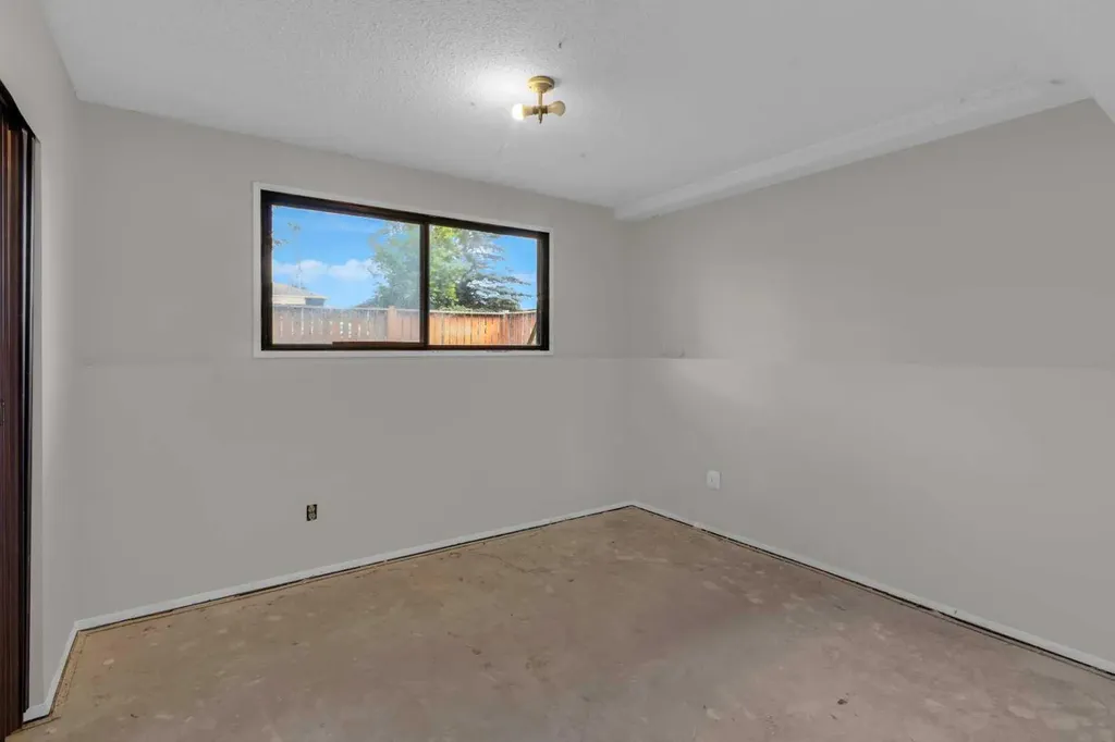 4347 70 Street NW Calgary AB T3B2K4