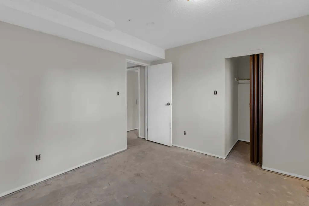 4347 70 Street NW Calgary AB T3B2K4