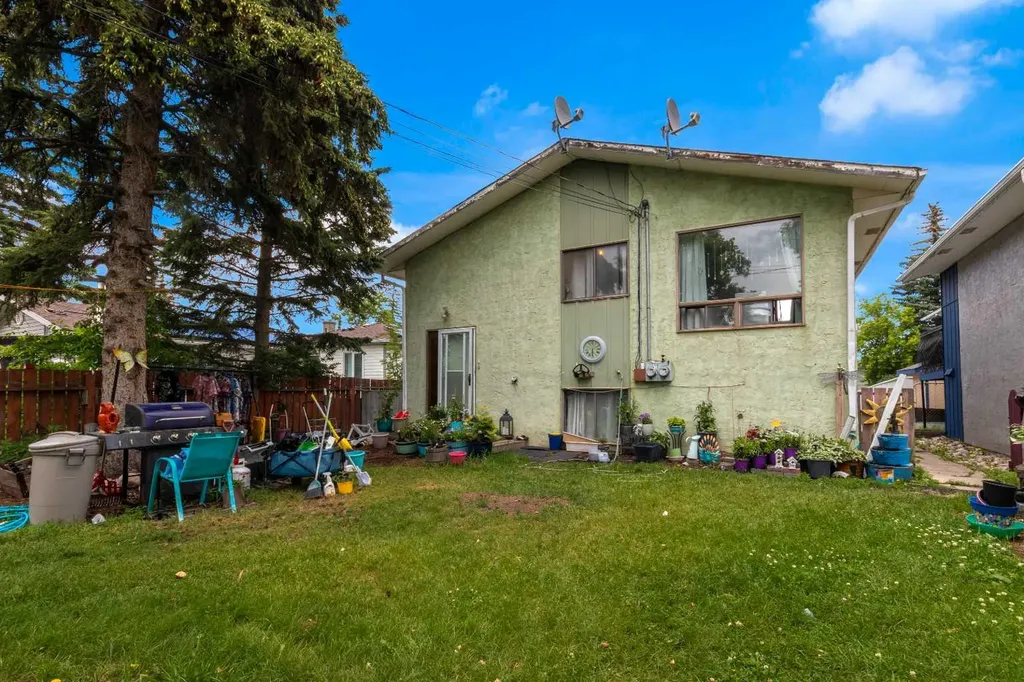 4347 70 Street NW Calgary AB T3B2K4