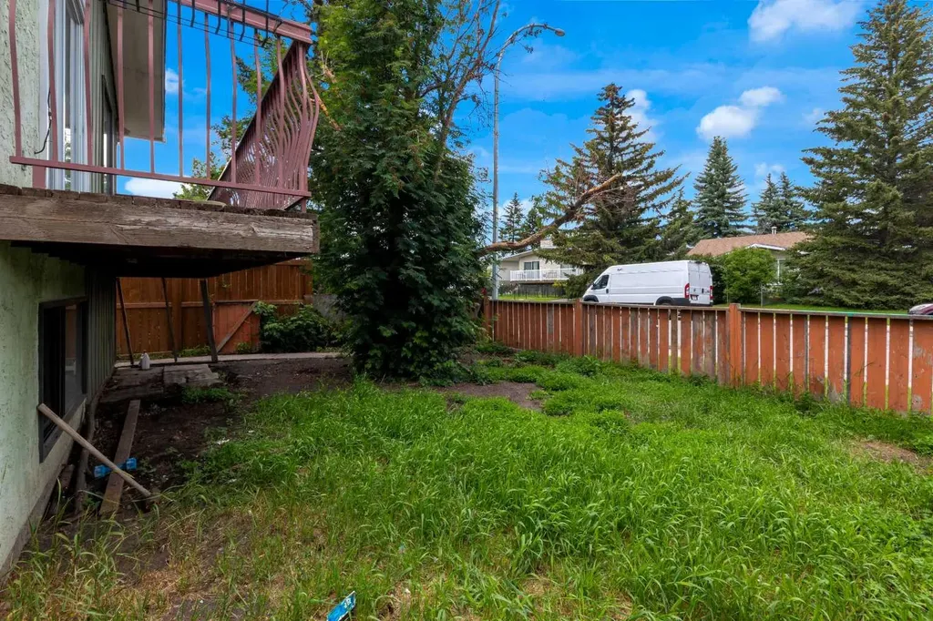 4347 70 Street NW Calgary AB T3B2K4