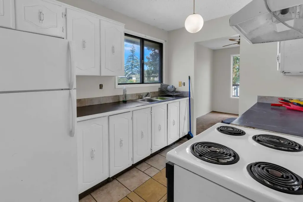 4345/4347 70 Street NW Calgary AB T3B2K4