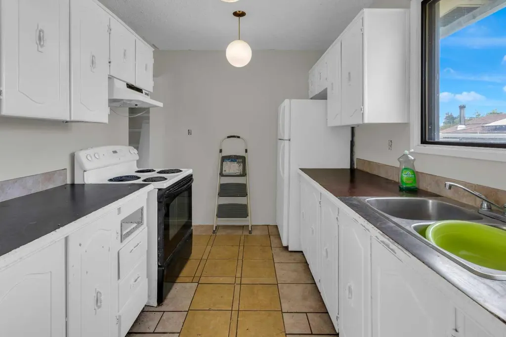 4347 70 Street NW Calgary AB T3B2K4
