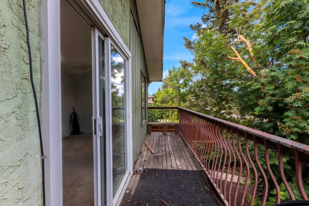 4347 70 Street NW Calgary AB T3B2K4