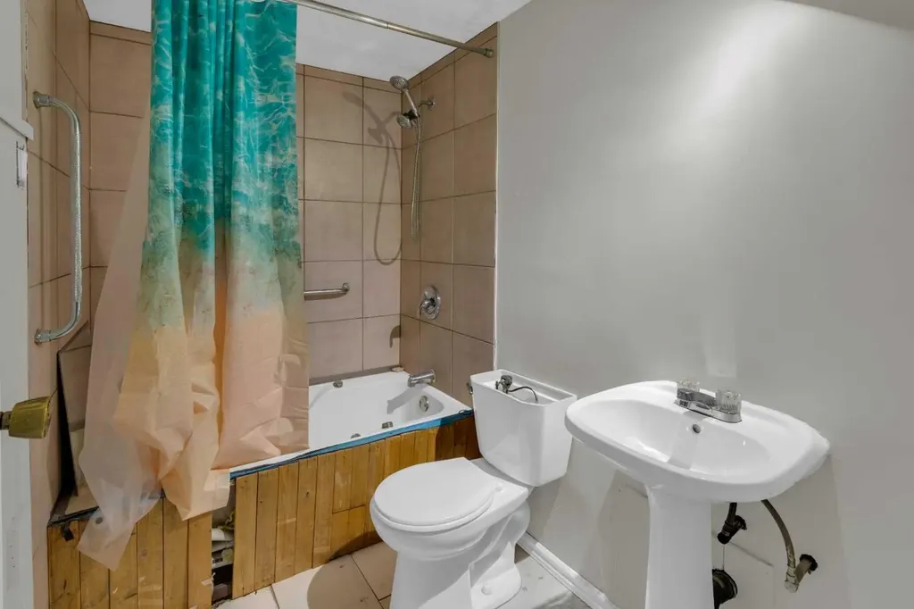 4345/4347 70 Street NW Calgary AB T3B2K4