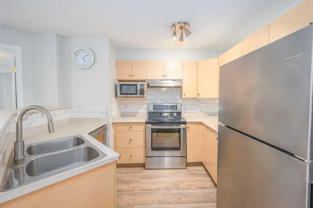 17 Country Village Bay NE Calgary AB T3K 5Z3