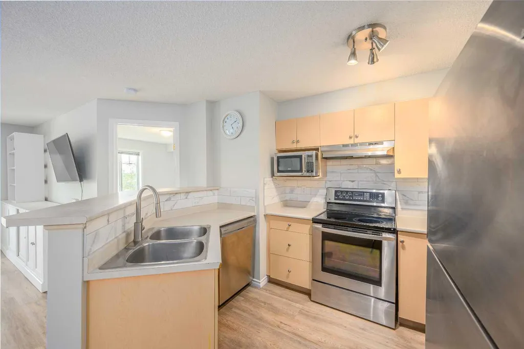17 Country Village Bay NE Calgary AB T3K 5Z3