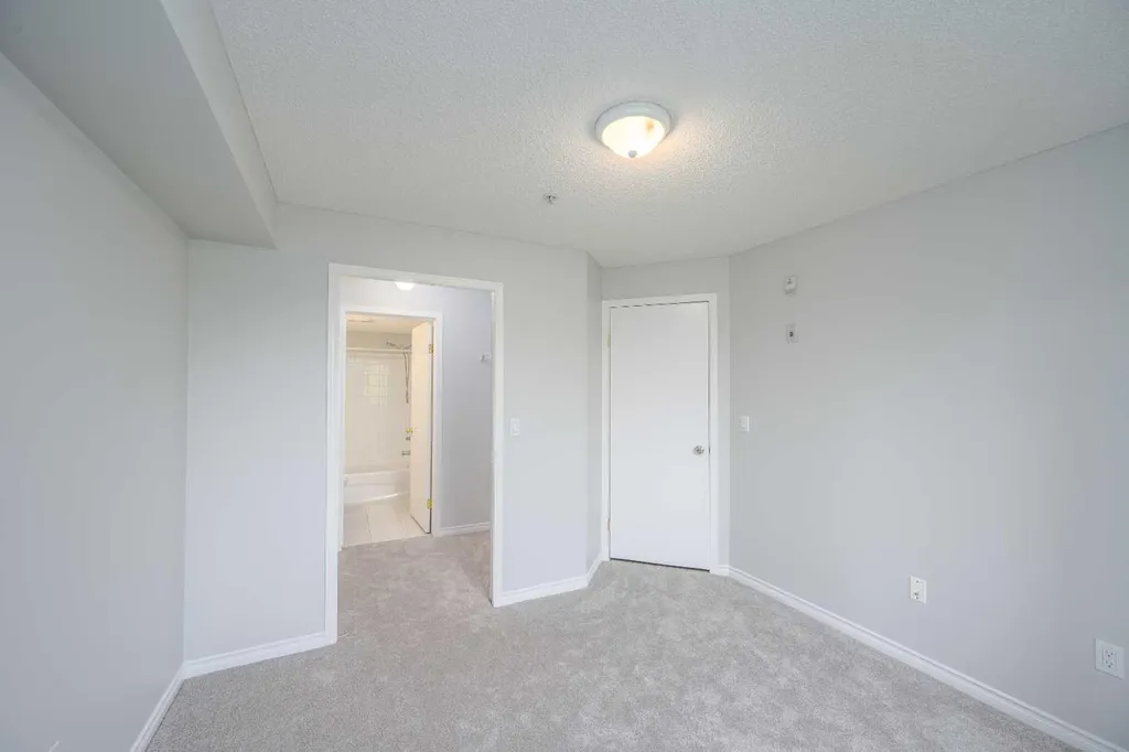 17 Country Village Bay NE Calgary AB T3K 5Z3